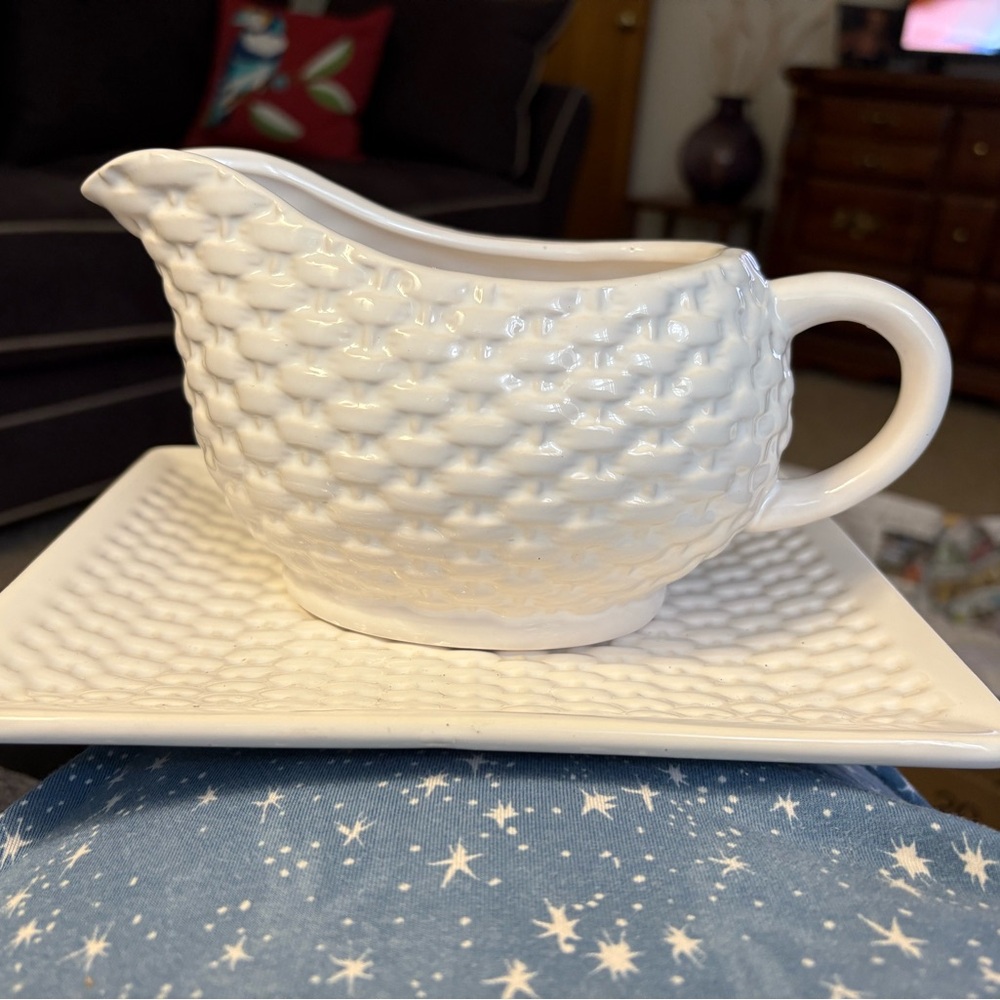 Gravy Boat w Serving Plate-Basket Weave Pattern